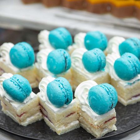吉达滨海路丽笙酒店 外观 照片 Macarons on top of a cake